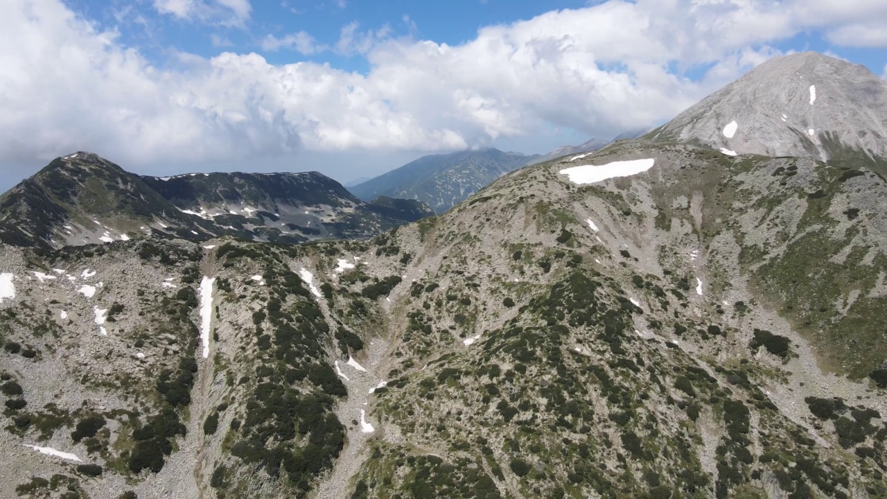 保加利亚穆拉托夫峰附近的皮林山鸟瞰图视频下载