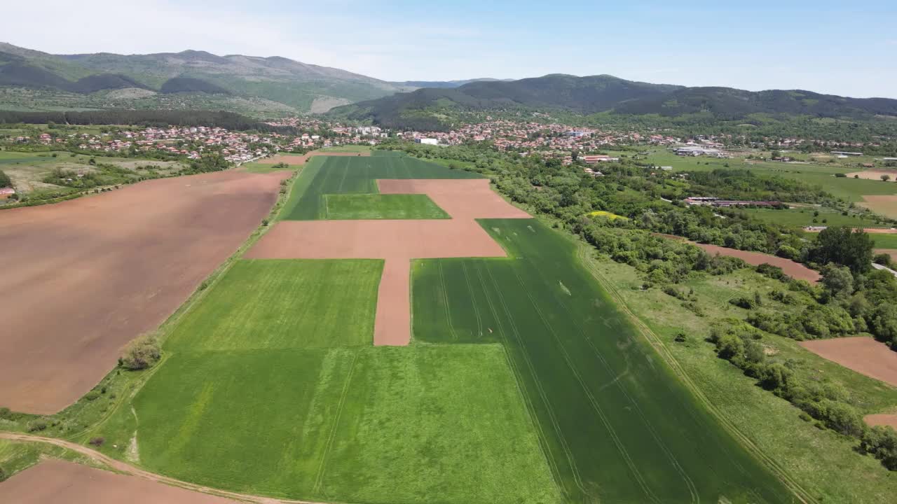 春天鸟瞰保加利亚哥德赫镇附近的农村土地视频素材