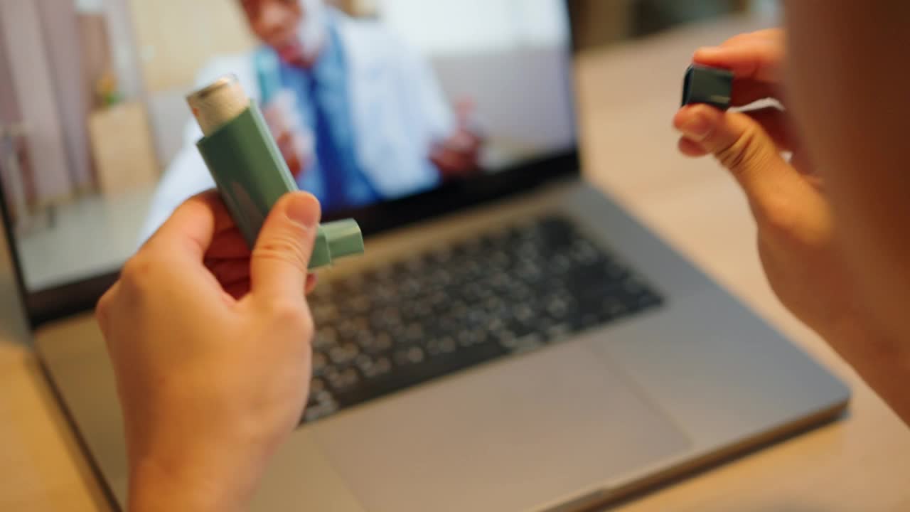 病人试用医生开的哮喘药物视频下载