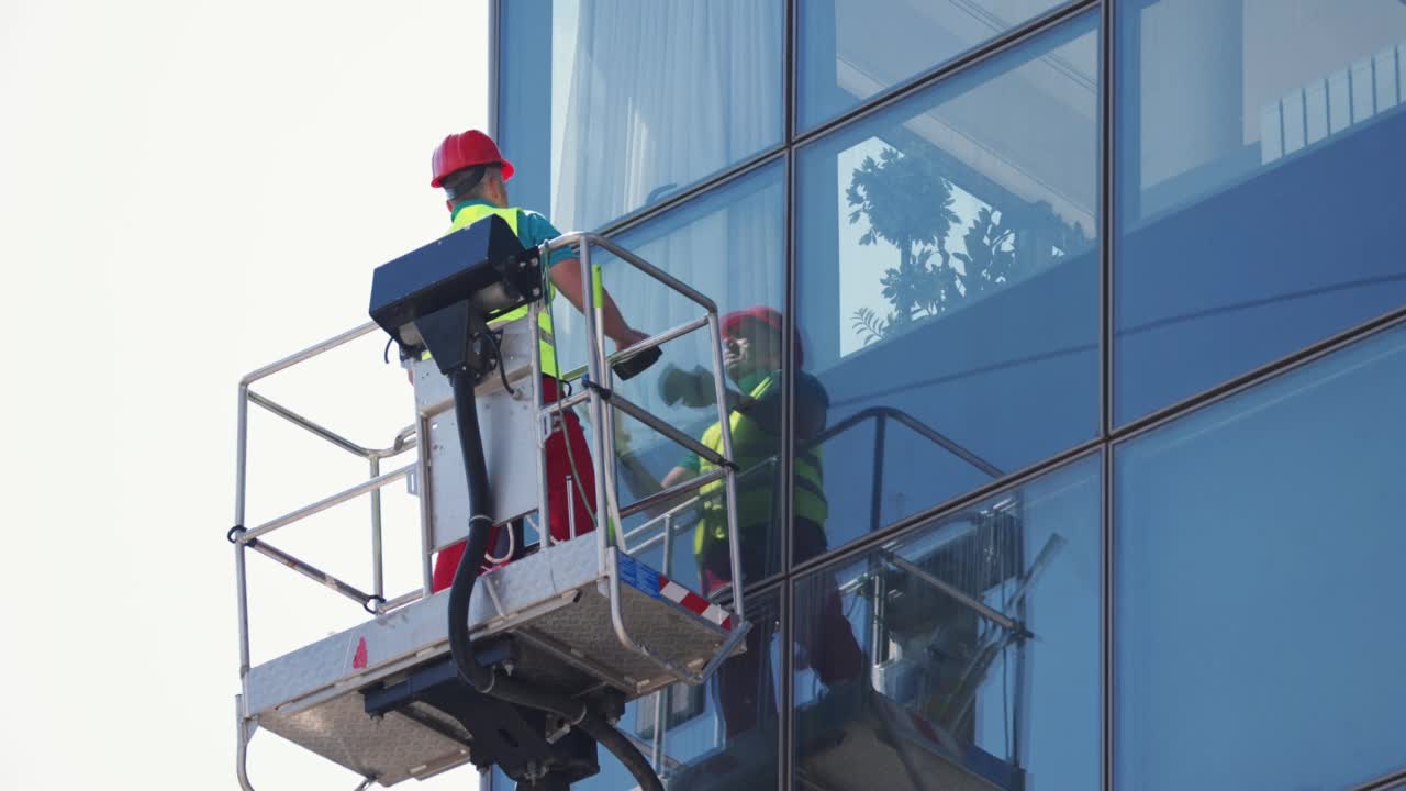 正在清洗居民楼的窗户。视频下载