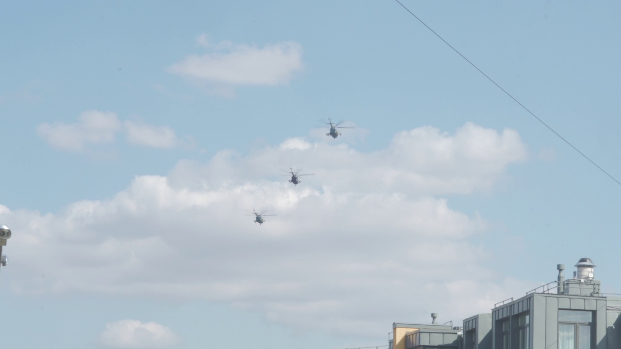 俄罗斯军用直升机在居民区的一栋公寓楼上空飞行视频素材