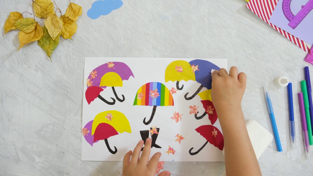 静物的秋天应用。孩子用纸剪出五颜六色的伞，给孩子们做工艺品。回到学校视频下载