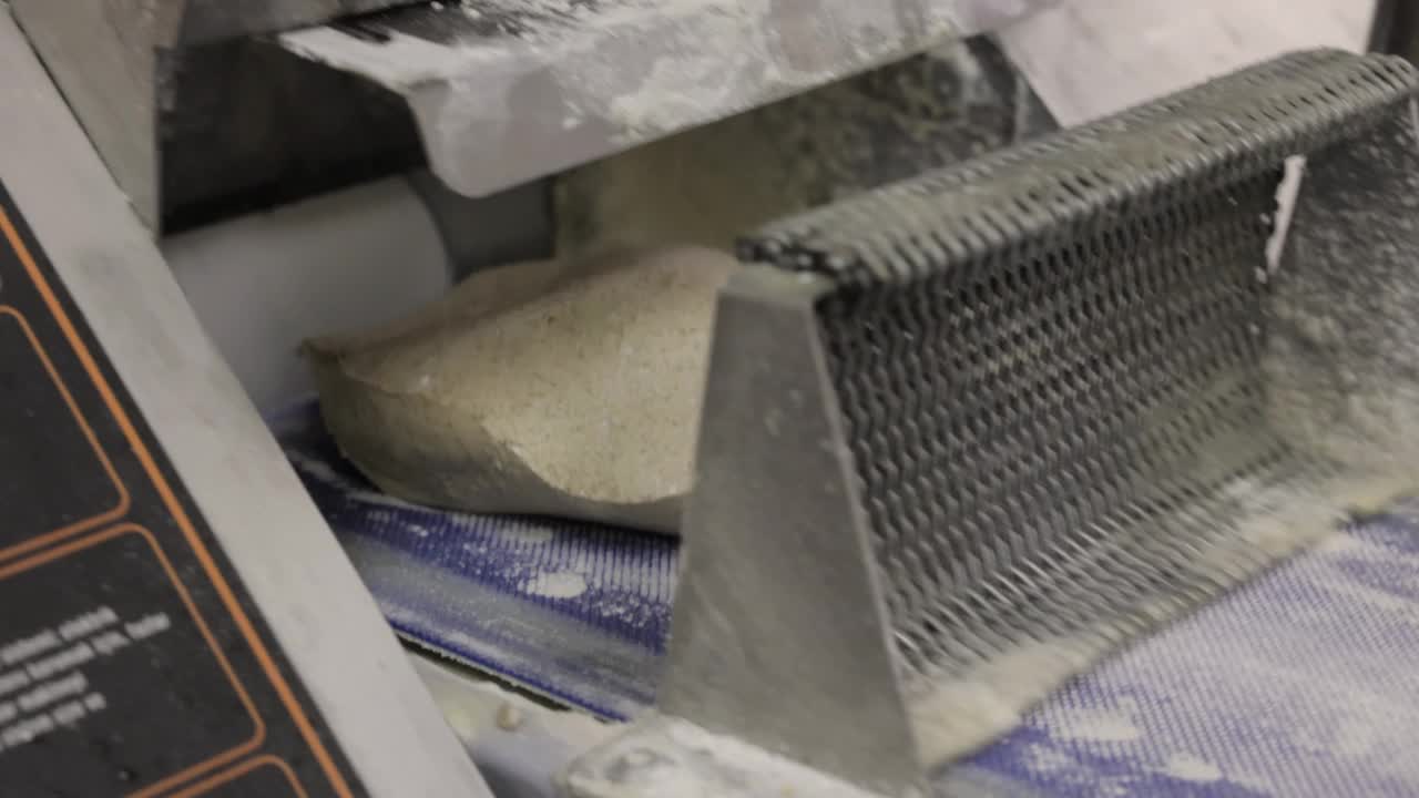 面包店的机器喷出面团视频素材