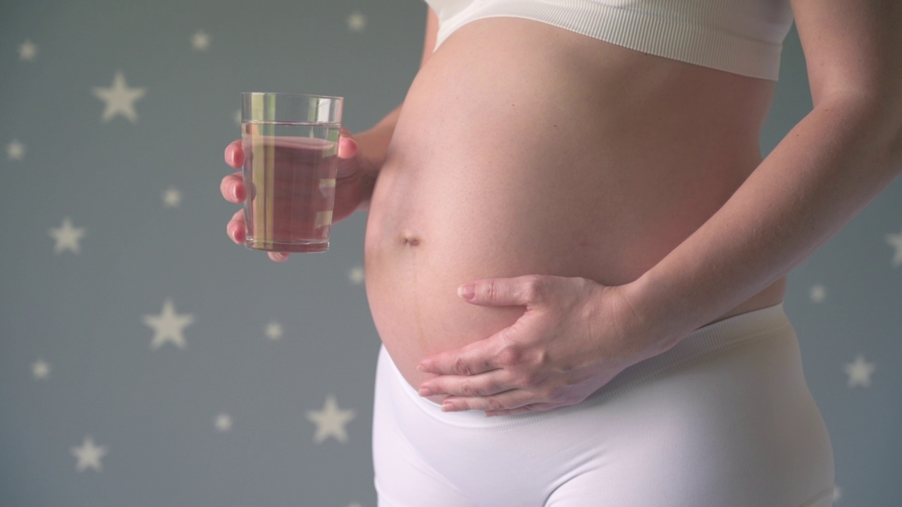 孕妇和一杯水视频素材
