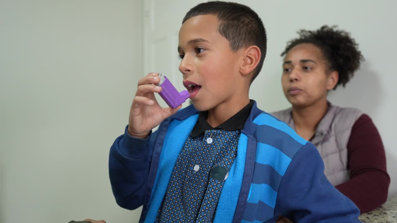 男孩第一次使用哮喘吸入器视频下载