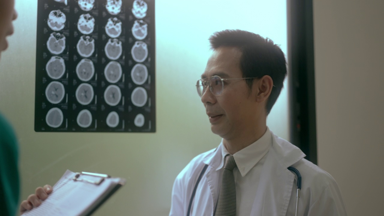 医生用x光胶片教医学生。视频下载