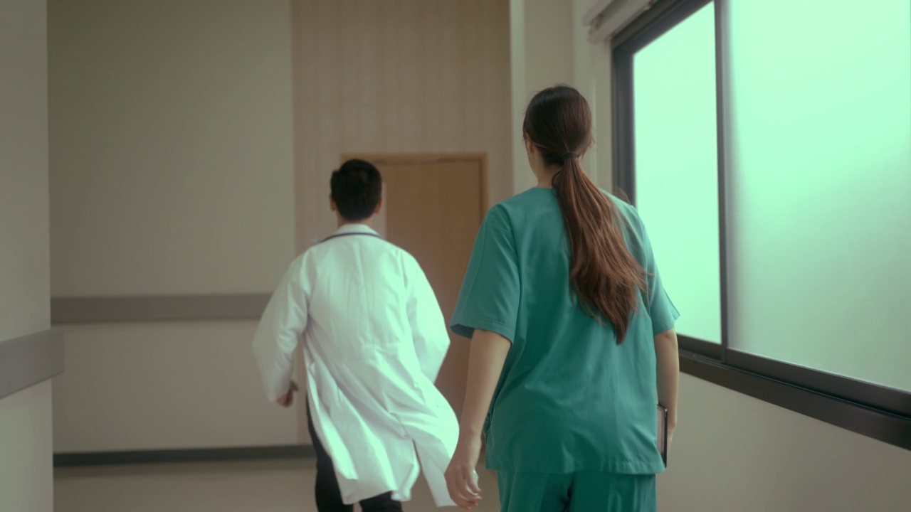 护士和医生在医院的走廊上跑视频素材