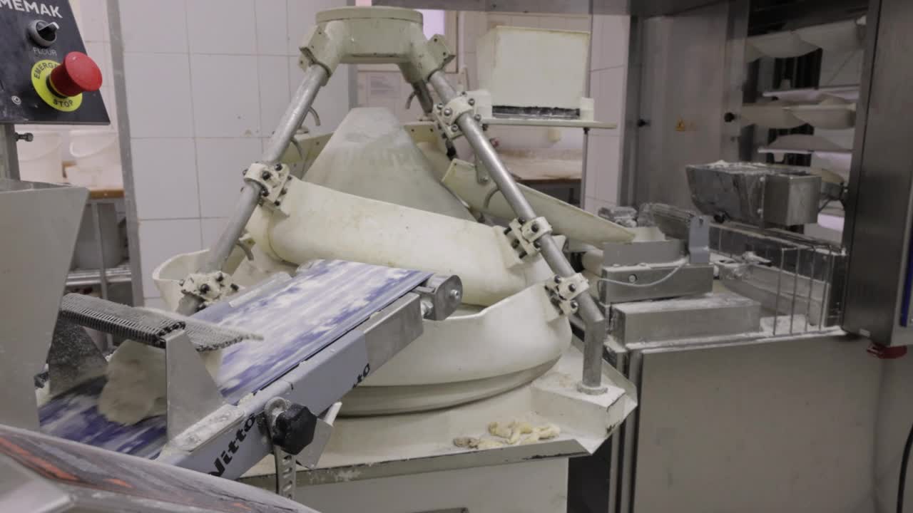 面包店的机器喷出面团视频素材