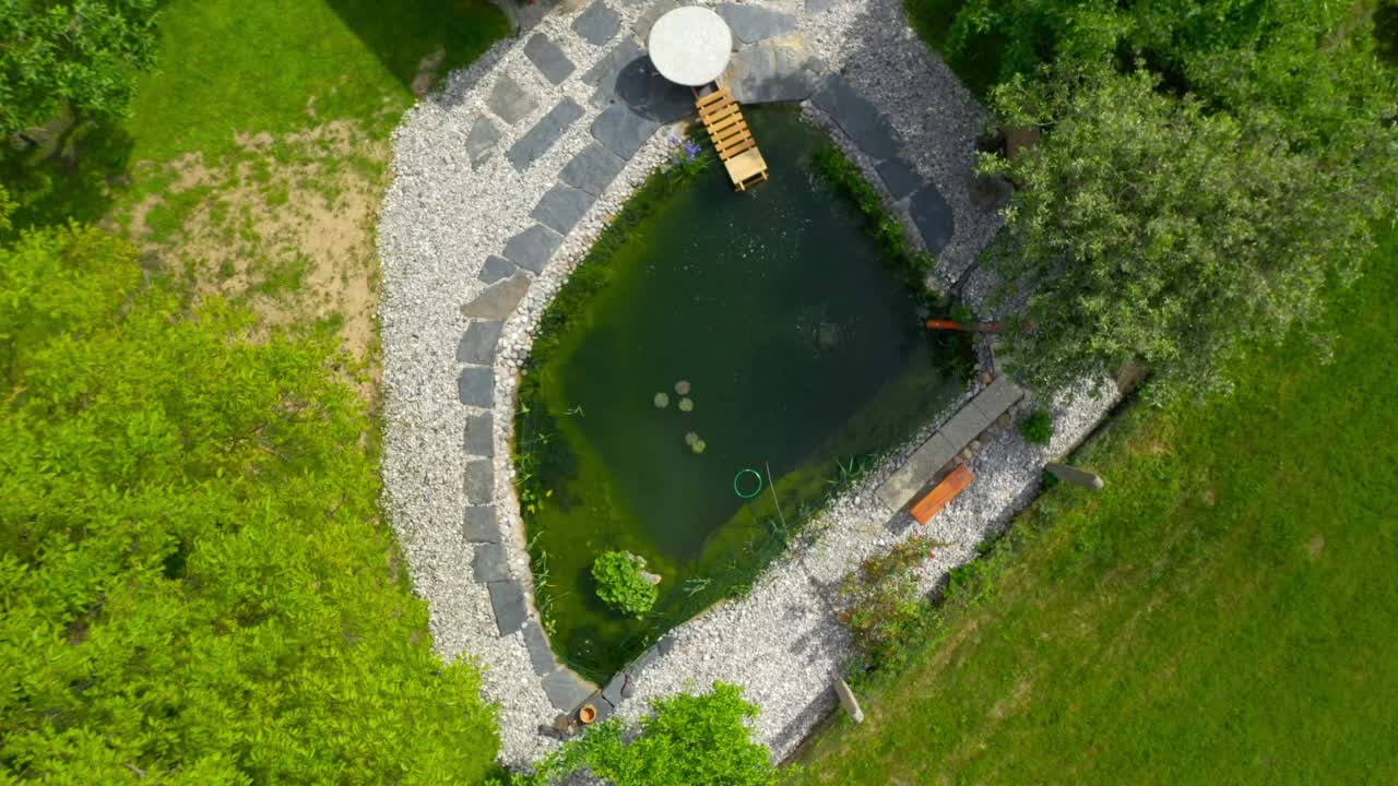 花园池塘鸟瞰图。视频素材
