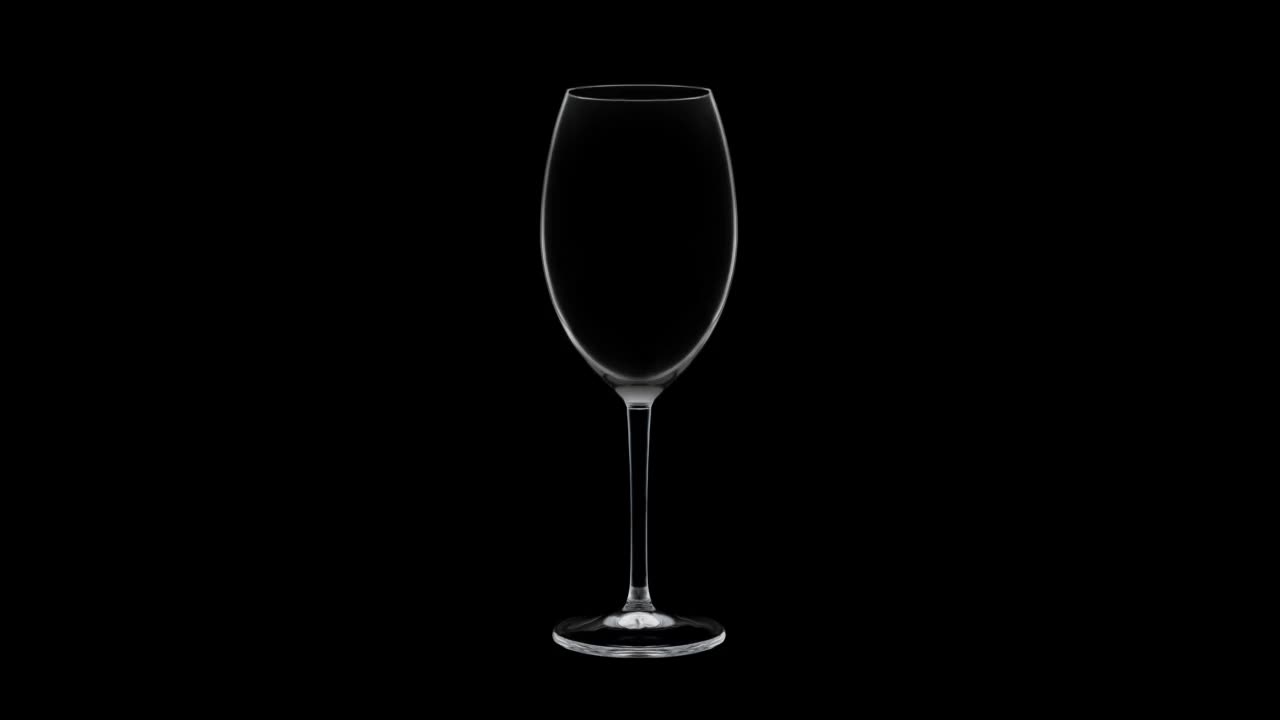 水晶空杯子装满了黑色背景的葡萄酒视频下载