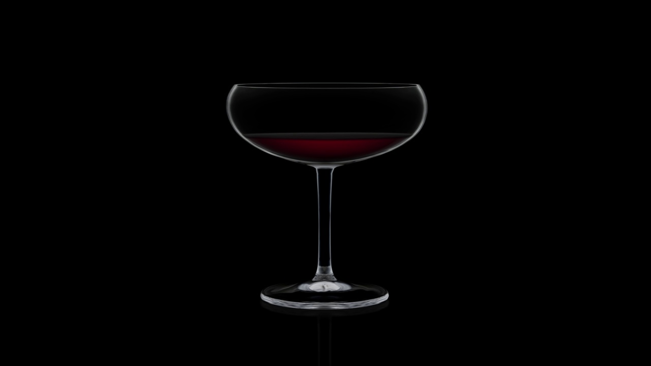 晶莹的空杯子装满美味的酒精饮料视频下载