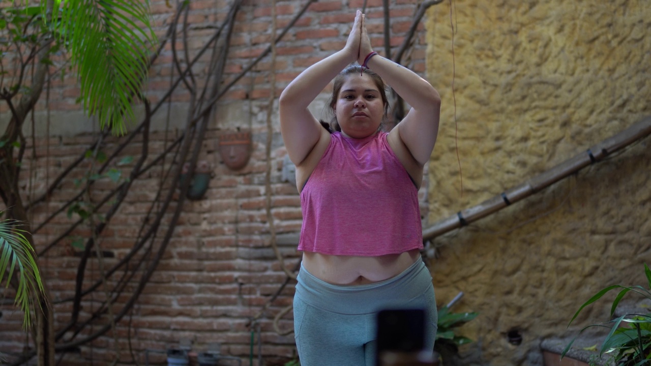 一位女士正在上在线瑜伽课视频素材