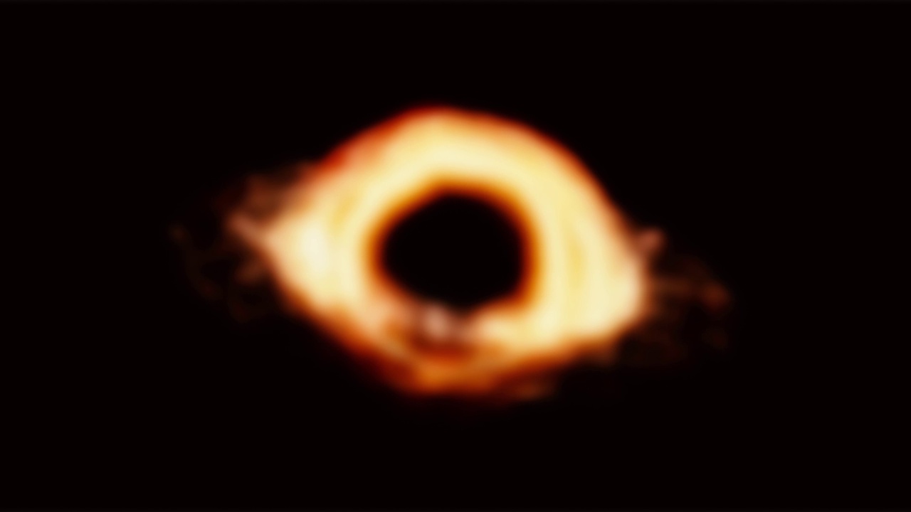 重力下沉的空间黑洞的模糊高角度视图。视频下载