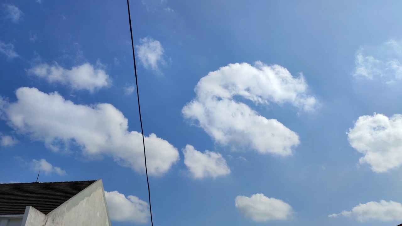 白云在美丽的蓝天中飘动。视频下载