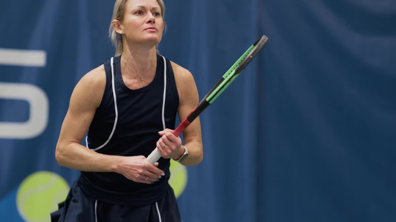女子网球运动员在锦标赛中用球拍击球。职业女运动员成功击球。世界体育比赛。电视频道慢动作镜头回放视频下载