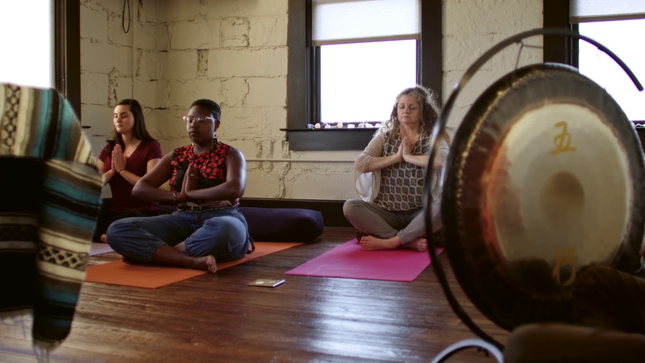 瑜伽学生的祈祷姿势视频素材