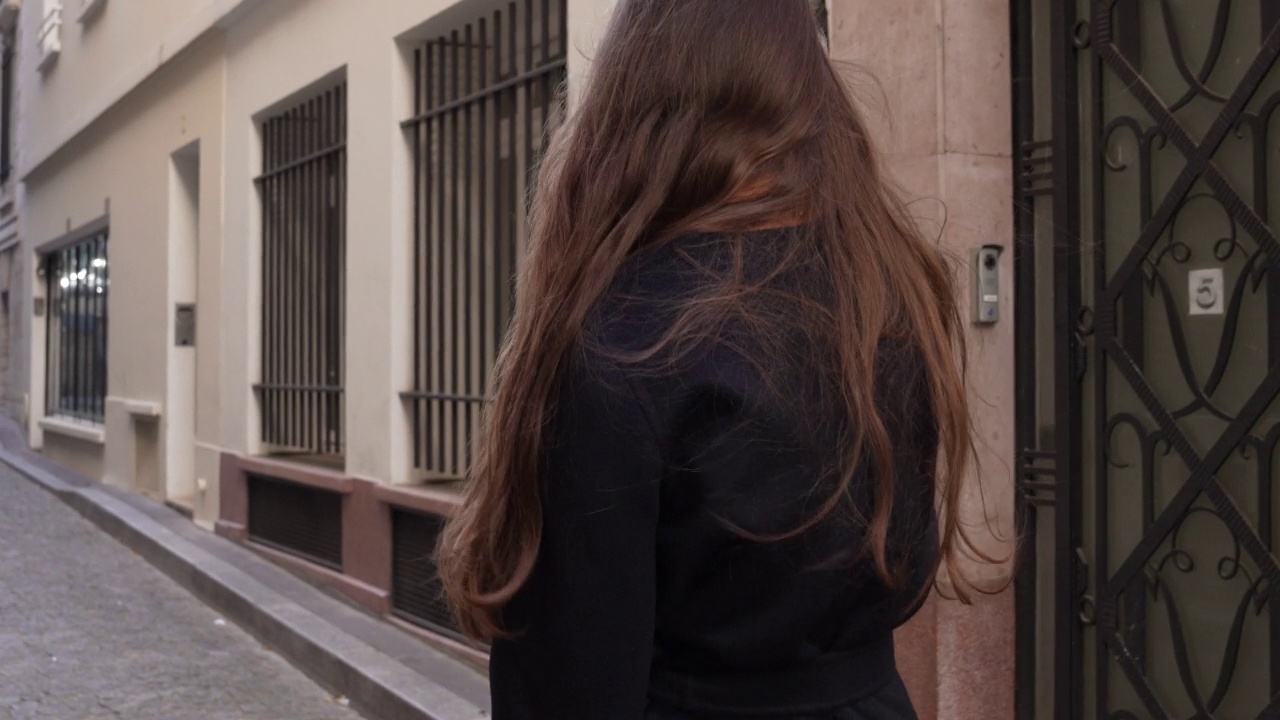跟踪拍摄的一个女人走在法国巴黎的大街上，白天视频素材