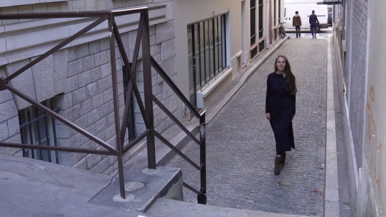 视频中一名女子在法国巴黎白天走下一段户外楼梯视频素材