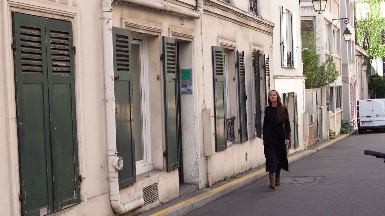 拍摄于法国巴黎，白天，一个女人走在空荡荡的街道上视频素材