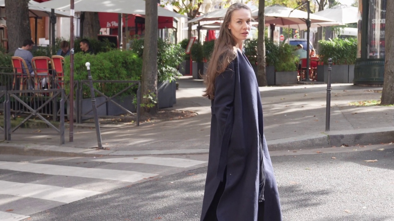 跟踪拍摄了一个白天在法国巴黎散步的女人视频下载