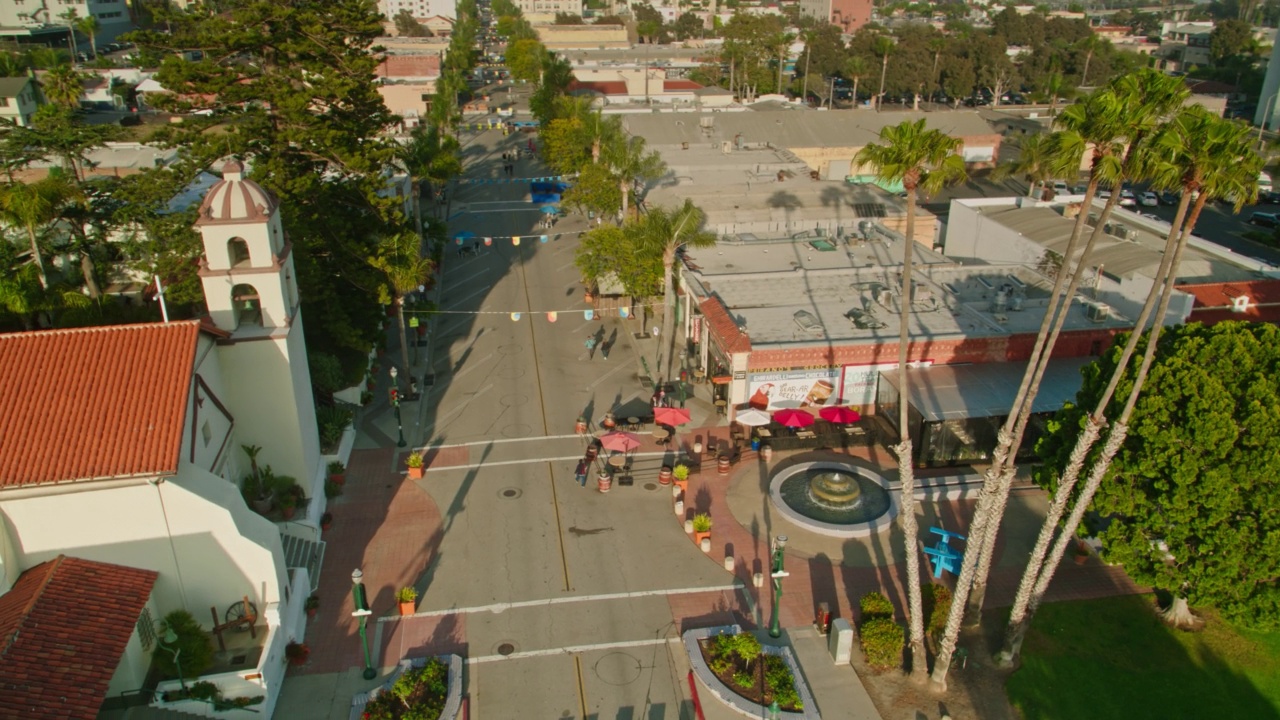 无人机拍摄的任务大教堂，Main St和Figueroa St商场在文图拉，CA视频素材