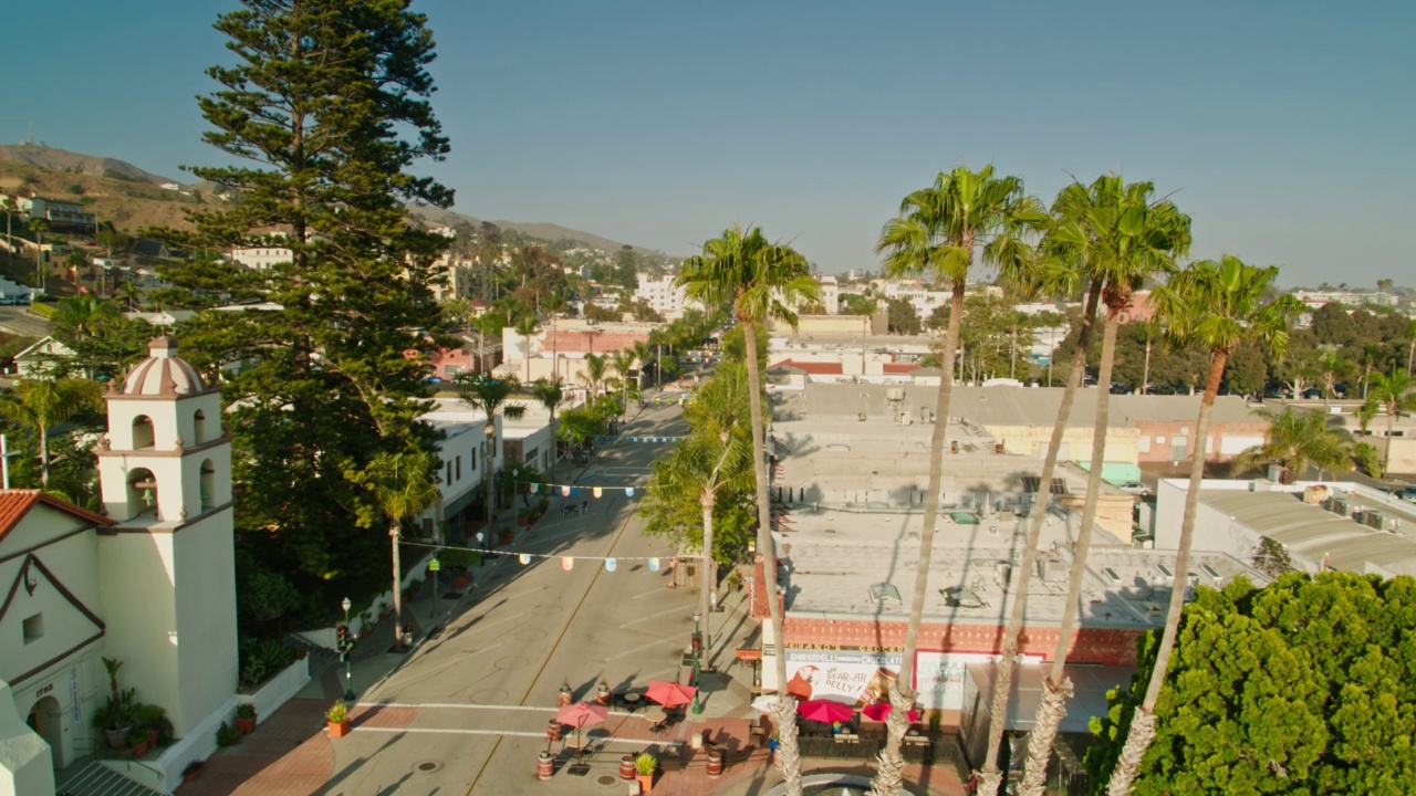 无人机拍摄的任务公园和主要街道在文图拉，加州视频素材