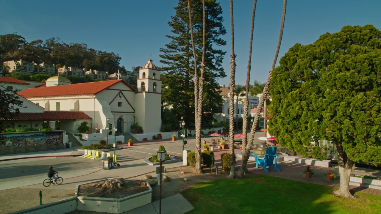 在Ventura, CA的Mission Basilica和Figueroa St Mall的上升无人机拍摄视频素材