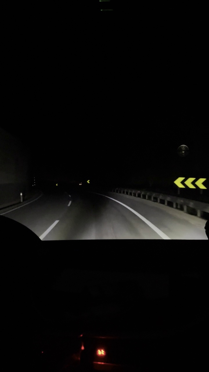 夜间乡村公路上的旅行视频素材