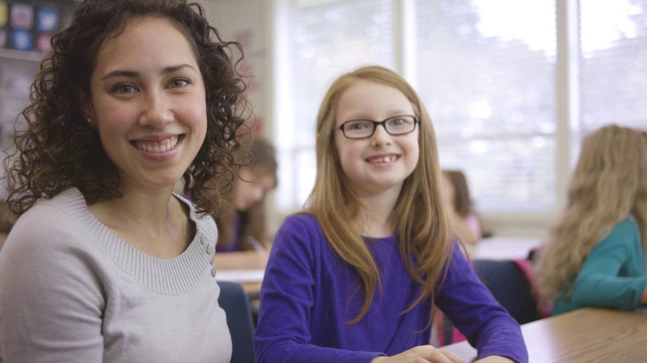 快乐的小学生和她的老师视频素材