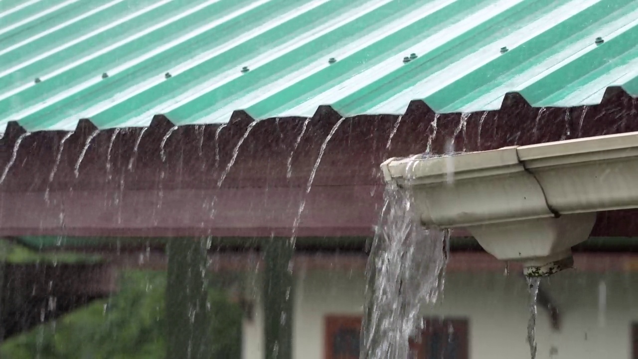 雨季，雨点不断地从屋顶上落下来。视频下载