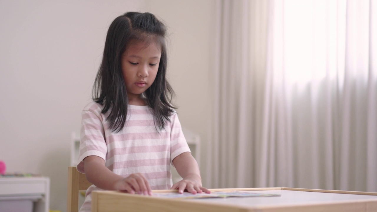 在家教育孩子，一个女孩在读书视频素材