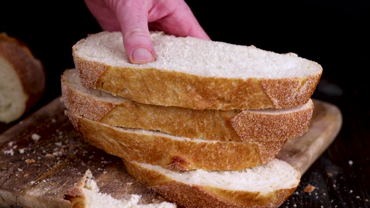 新鲜黑麦面包在烹饪过程中切成片视频素材