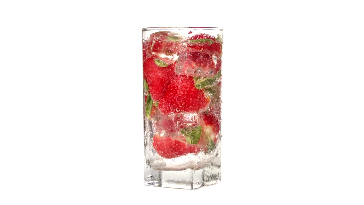 清凉的气泡，甜甜的水，草莓薄荷鸡尾酒旋转玻璃慢动作视频下载
