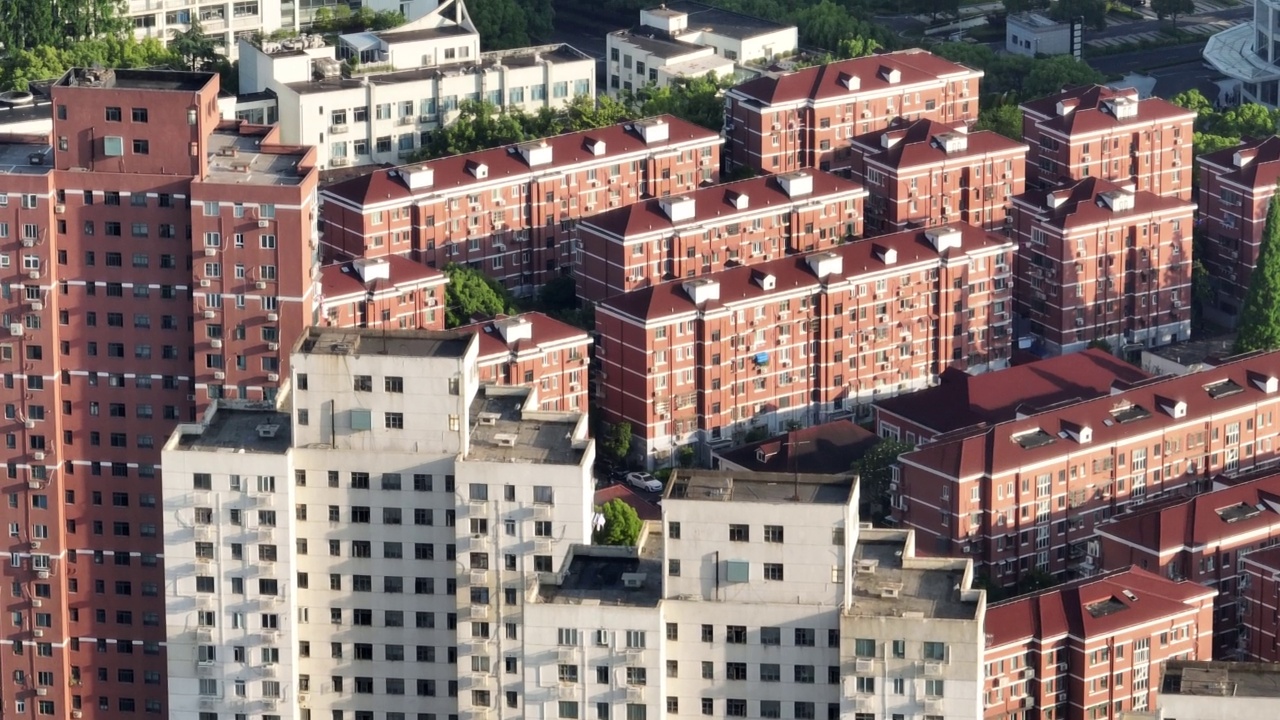 日落时分，市中心拥挤公寓的无人机鸟瞰图视频下载