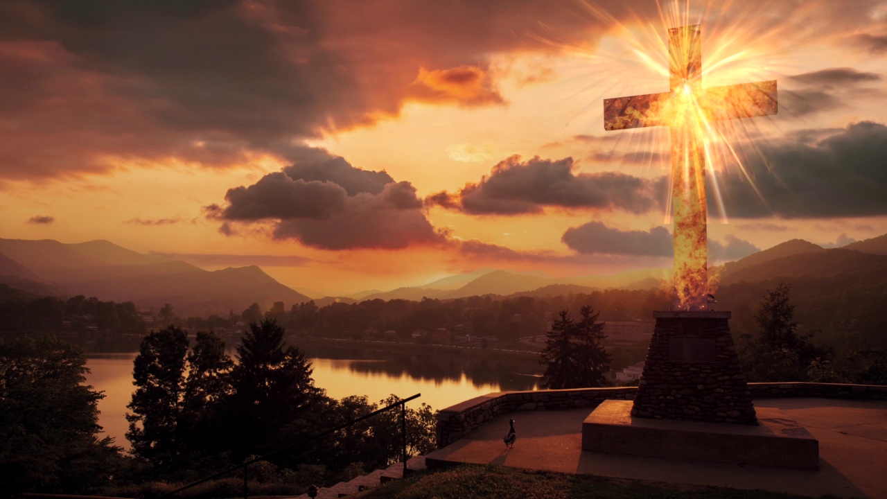 宗教背景日落时分在山间燃烧十字架视频下载