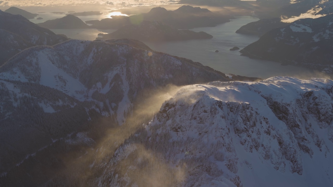 从飞机上鸟瞰刚刚被雪覆盖的加拿大山脉景观视频素材