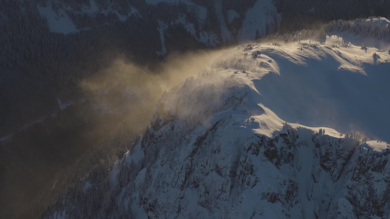 从飞机上鸟瞰刚刚被雪覆盖的加拿大山脉景观视频素材