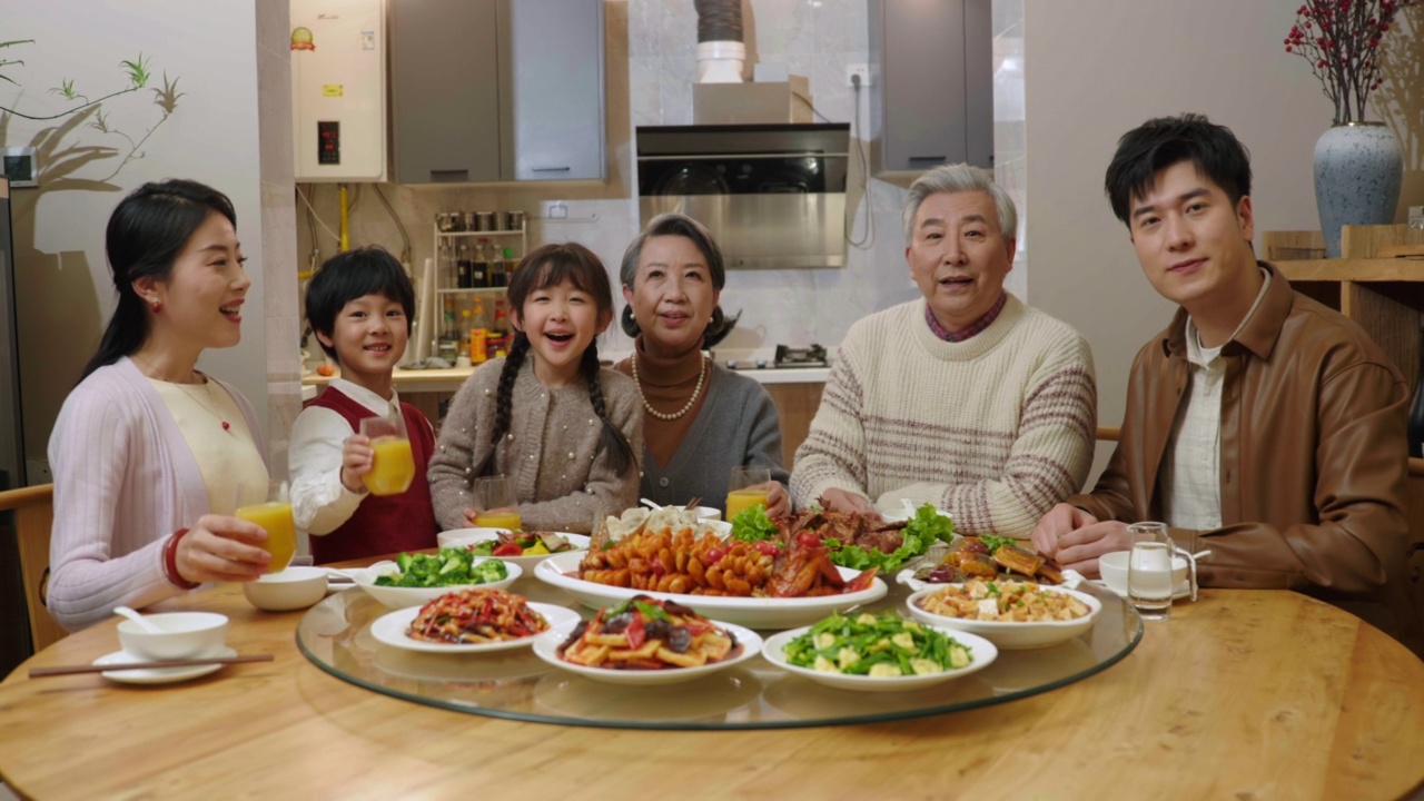 幸福的家庭吃年夜饭，4K视频下载