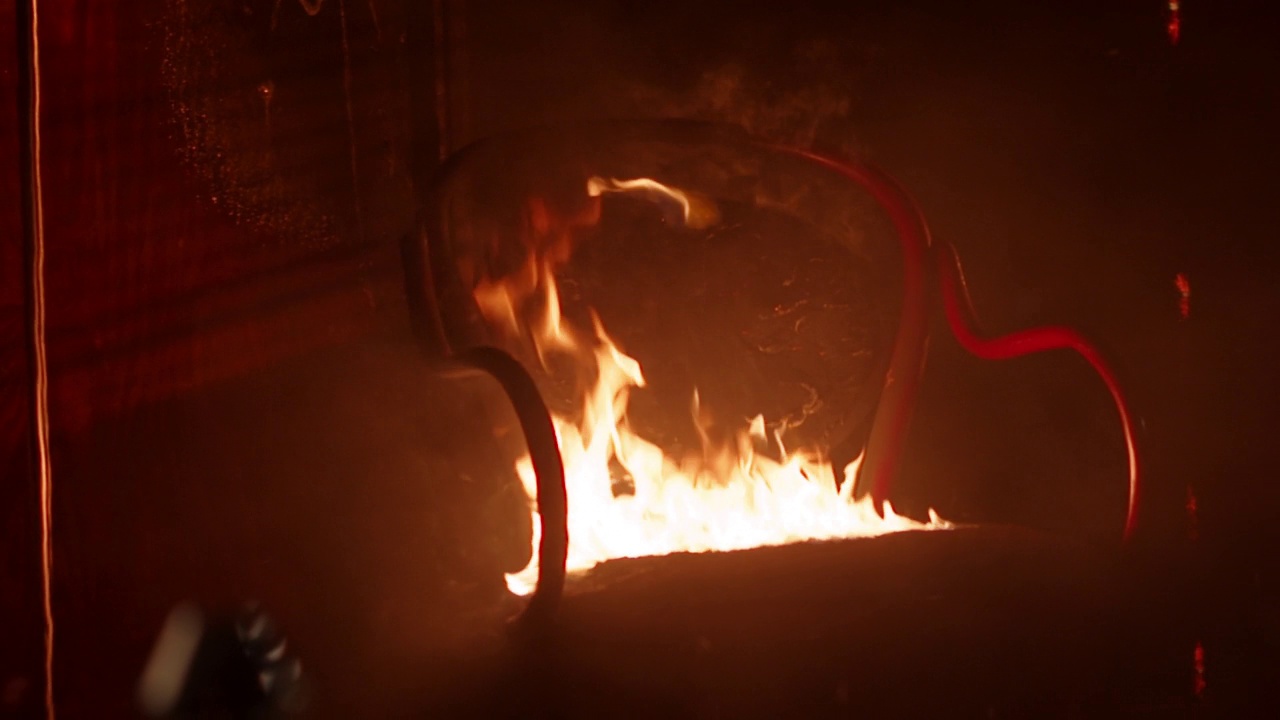 房屋内部起火。客厅里燃烧的椅子。墙壁被火焰覆盖视频素材