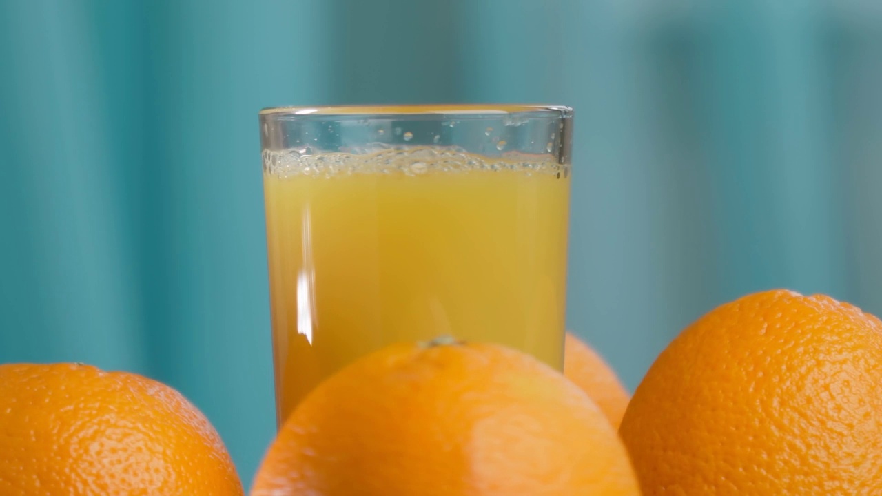 鲜榨橙汁有益健康。水果饮料。有选择性的重点。健康的生活方式理念。视频下载