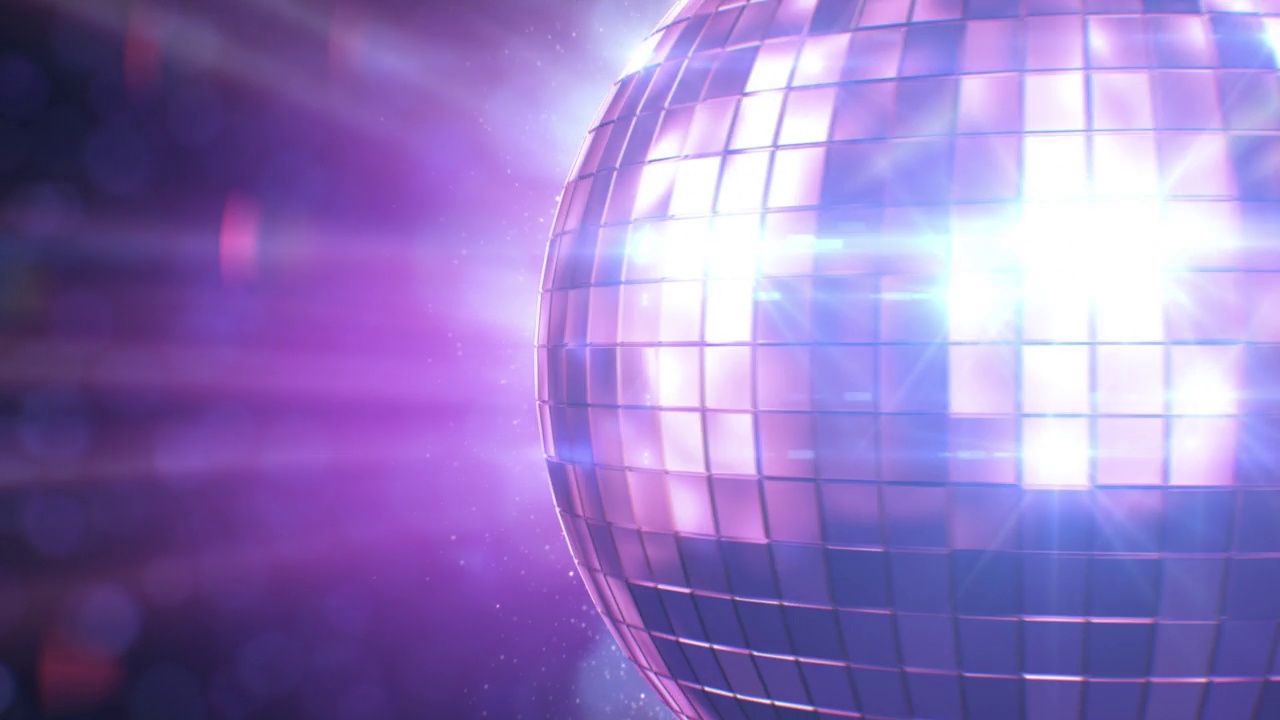 美丽的迪斯科球旋转无缝闪光特写紫色蓝色的颜色。旋转3d动画在抽象迪斯科旋转。可循环孤立复古风格镜像球运动视频下载