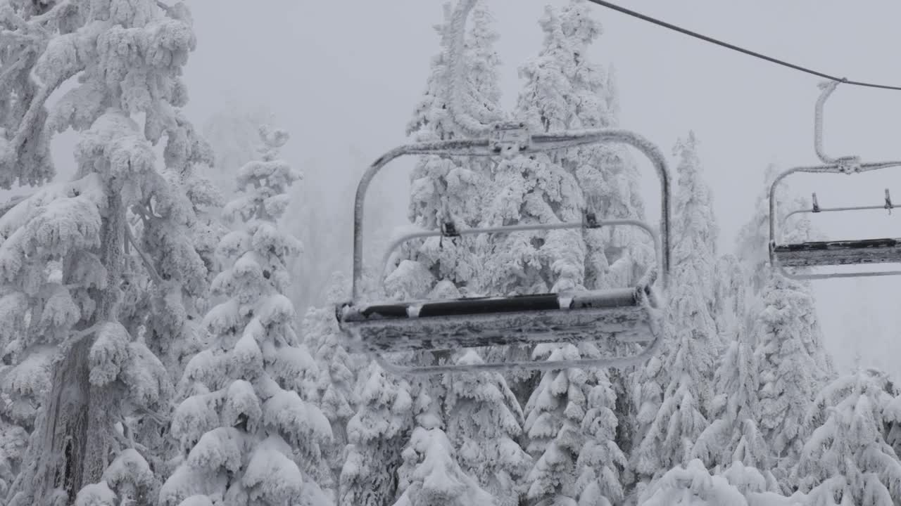 滑雪胜地的缆车覆盖在白雪在一个下雪的冬天季节的一天。视频下载