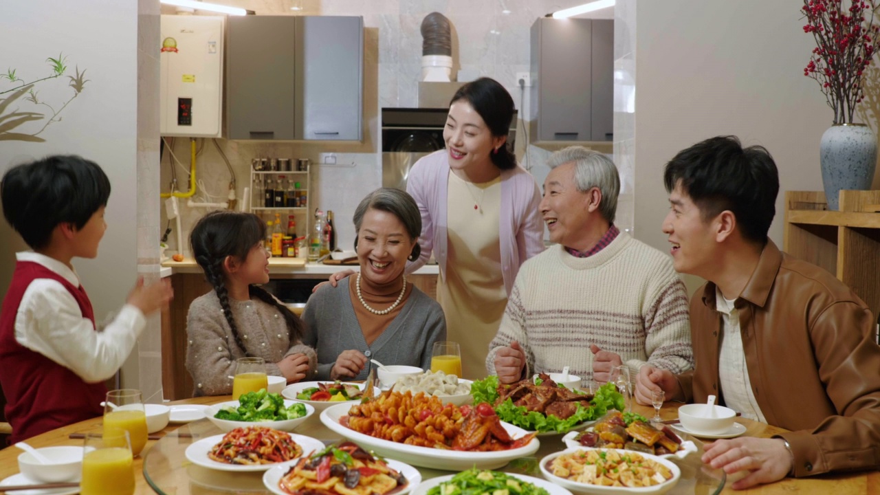 幸福的家庭吃年夜饭，4K视频下载