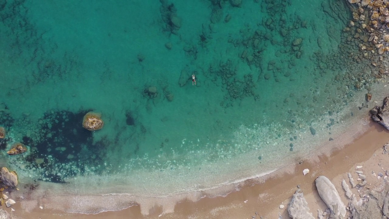 鸟瞰漂浮在土耳其水晶般湛蓝的海水中的雌性视频素材