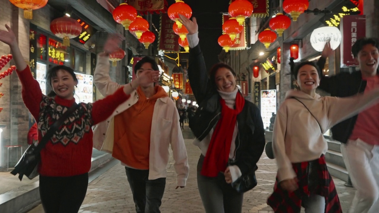快乐的年轻朋友庆祝中国新年，4K视频素材