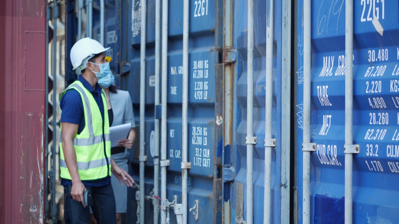 女商人和工长负责进出口集装箱货物的开发和检查。物流、运输、配送、工业和航运的概念。视频素材