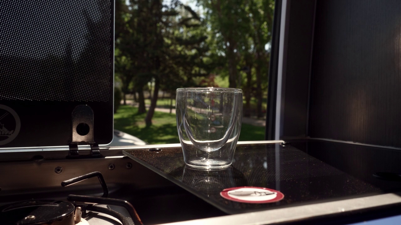 公园里一辆露营车里的手端新鲜煮好的咖啡的特写视频下载