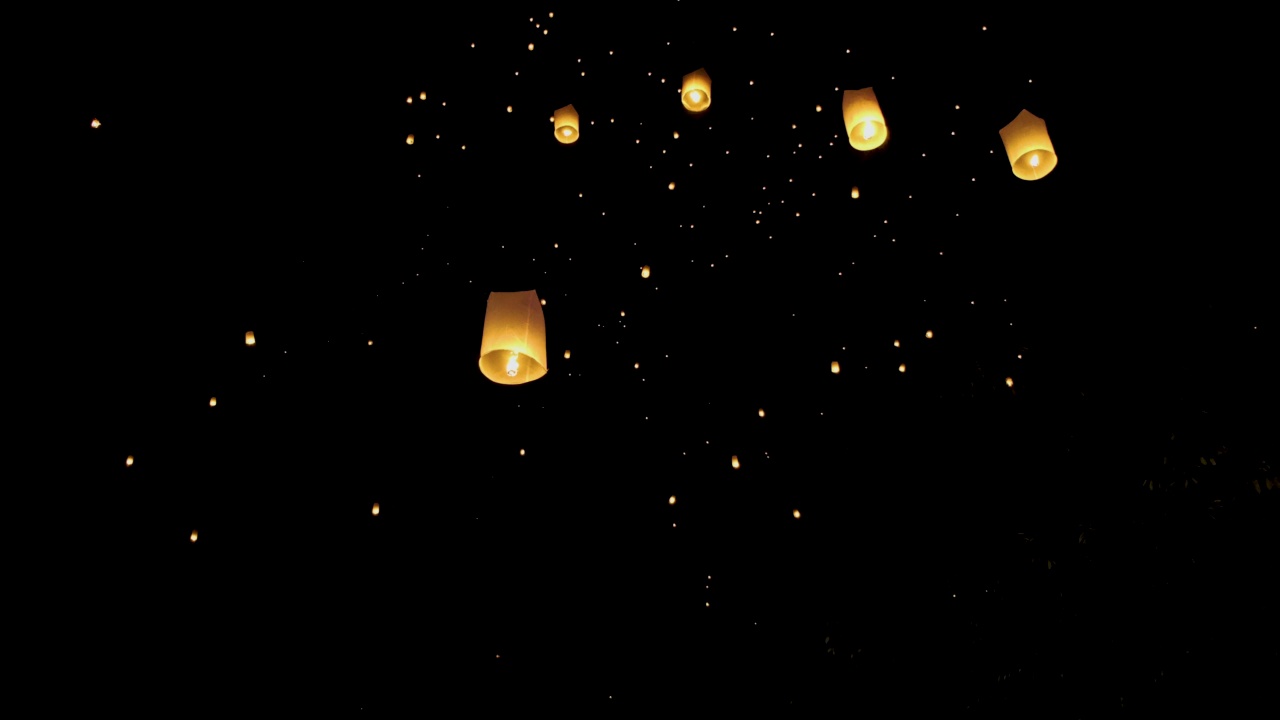 水灯节或清迈尔彭节，灯笼在晚上的天空视频素材