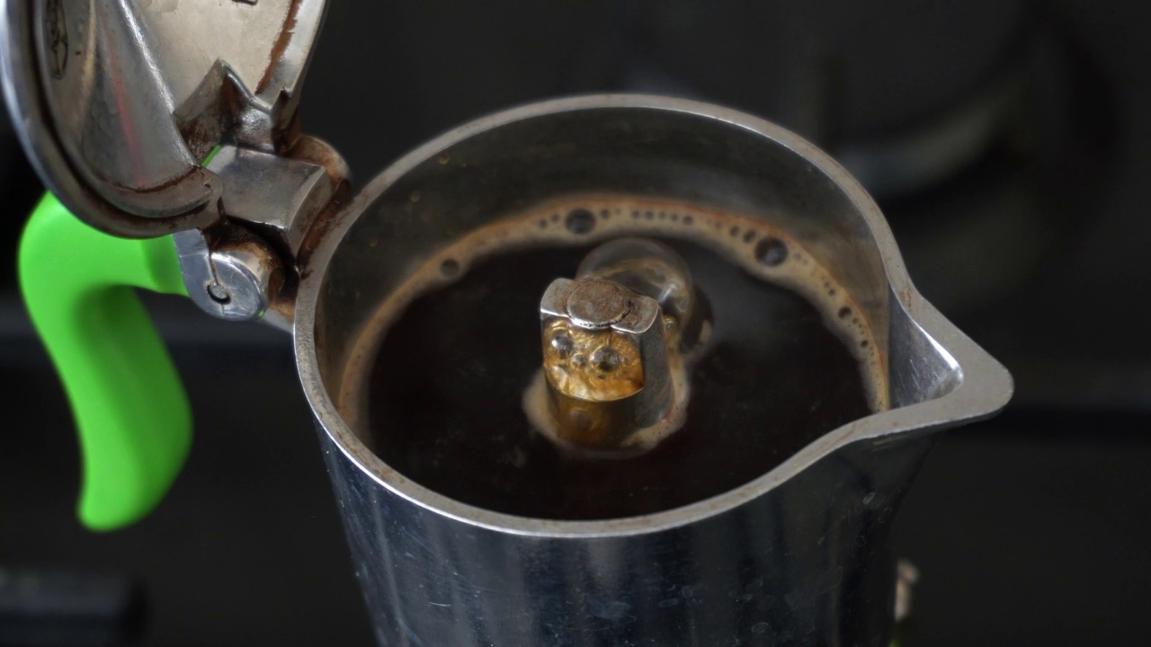 Moka壶咖啡/意大利咖啡机Moka壶煮制的咖啡-早晨唤醒和早餐视频素材