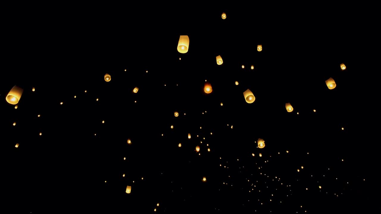 水灯节或清迈尔彭节，灯笼在晚上的天空视频素材